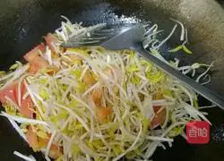 Illustration of how to make tomato and bean sprouts braised cake 4