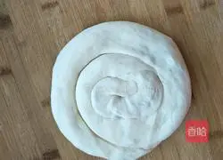 Illustration of how to make scallion pancakes 11