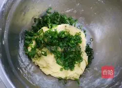 Illustration of how to make salty onion-flavored lard and peach cake 8