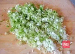 Illustration of how to make egg and chive pancake 1