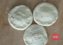 Illustration of how to make brown sugar sesame cakes 3