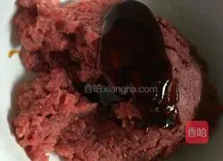 Illustration of how to make walnut-fried black pepper beef patties 3