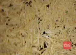 Illustration of how to make crispy potato pancakes 3