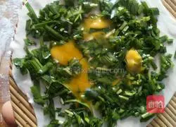 Illustration of how to make chive egg pancake 8