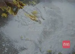 Illustration of how to make shredded coconut jam shortbread 3