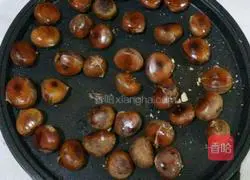 Illustration of how to roast chestnuts in an electric pan 4