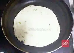 Illustration of how to make crispy green onion cake 9