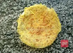 Illustration of how to make potato shredded pancakes 3