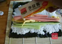 Illustration of how to make sushi rolls 8