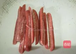 Illustration of how to make pancake-wrapped hot dogs 3