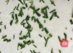 Illustration of how to make scallion pancakes 5