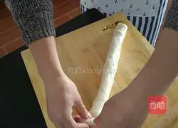 Illustration of how to make scallion, ham and ghee hand cakes 5