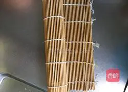 Illustration of how to make purple rice sushi 5