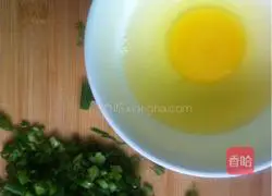 Illustration of how to make green onion egg pancake 1