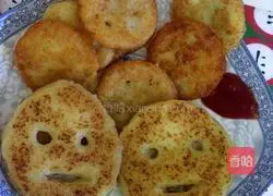 Illustration of how to make smiley potato cakes 10
