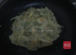 Illustration of how to make celery leaf and shredded potato pancakes 6