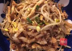 Illustration of how to make stir-fried pancakes with shredded chicken and soybean sprouts 7