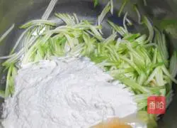 Illustration of how to make shredded zucchini pancakes 1