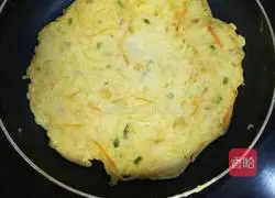 Illustration of how to make egg and potato shredded cake 8