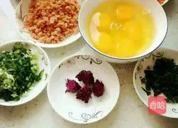 Illustration of how to make rose egg pancakes 1