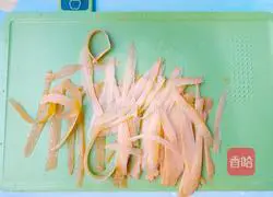 Illustration of how to make pancake meat rolls 4