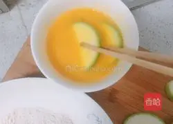 Illustration of how to make pan-fried zucchini pancakes 3