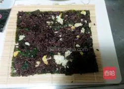 Illustration of how to make tomato, caviar and purple rice sushi 6