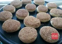 Illustration of how to make crispy sesame pancake 21