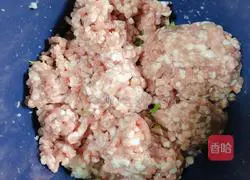 Illustration of how to make pan-fried lotus root and celery meatloaf 4