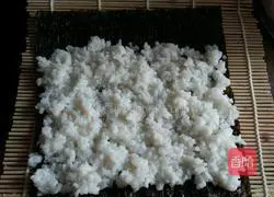 Illustration of how to make spicy cabbage sushi rolls 8