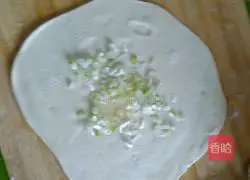 Illustration of how to make scallion pancake 4