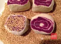Illustration of how to make sweet purple potato cake 2