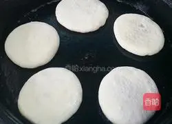 Illustration of how to make brown sugar stuffed dough cakes 14