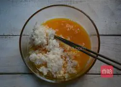 Illustration of making rice egg pancake 2