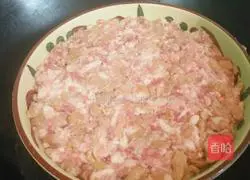 Illustration of how to make minced meat cake 4