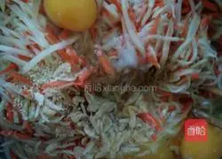 Illustration of how to make shredded potato and carrot cake 2