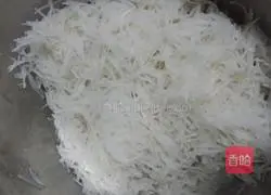 Illustration of how to make shredded radish cake 1