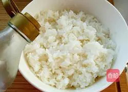 Illustration of how to make caviar sushi 2