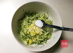 Illustration of how to make burnt cucumber egg pancake 4