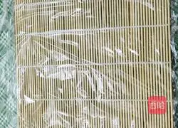 Illustration of how to make spicy ham and meat floss sushi 3