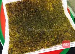 Illustration of how to make sushi with snail meat and floss 3