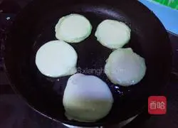 Illustration of how to make zucchini pancakes 8