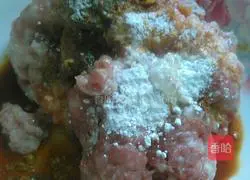 Illustration of how to make salted egg steamed meatloaf 2