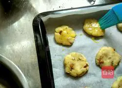 Illustration of how to make crispy walnut cake 11