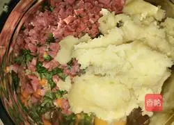 Illustration of how to make assorted potato pancakes 6