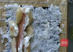 Illustration of how to make ham and peach sushi 4