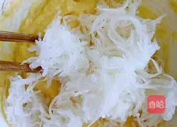 Illustration of how to make egg and radish shredded cake 4