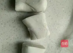 Illustration of how to make salt-and-pepper scallion pancakes 1