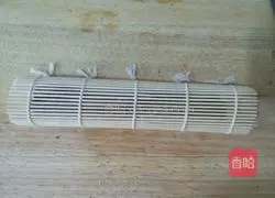 Illustration of how to make grilled chicken sushi rolls 15