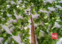 Illustration of how to make scallion cake with soy sauce 2